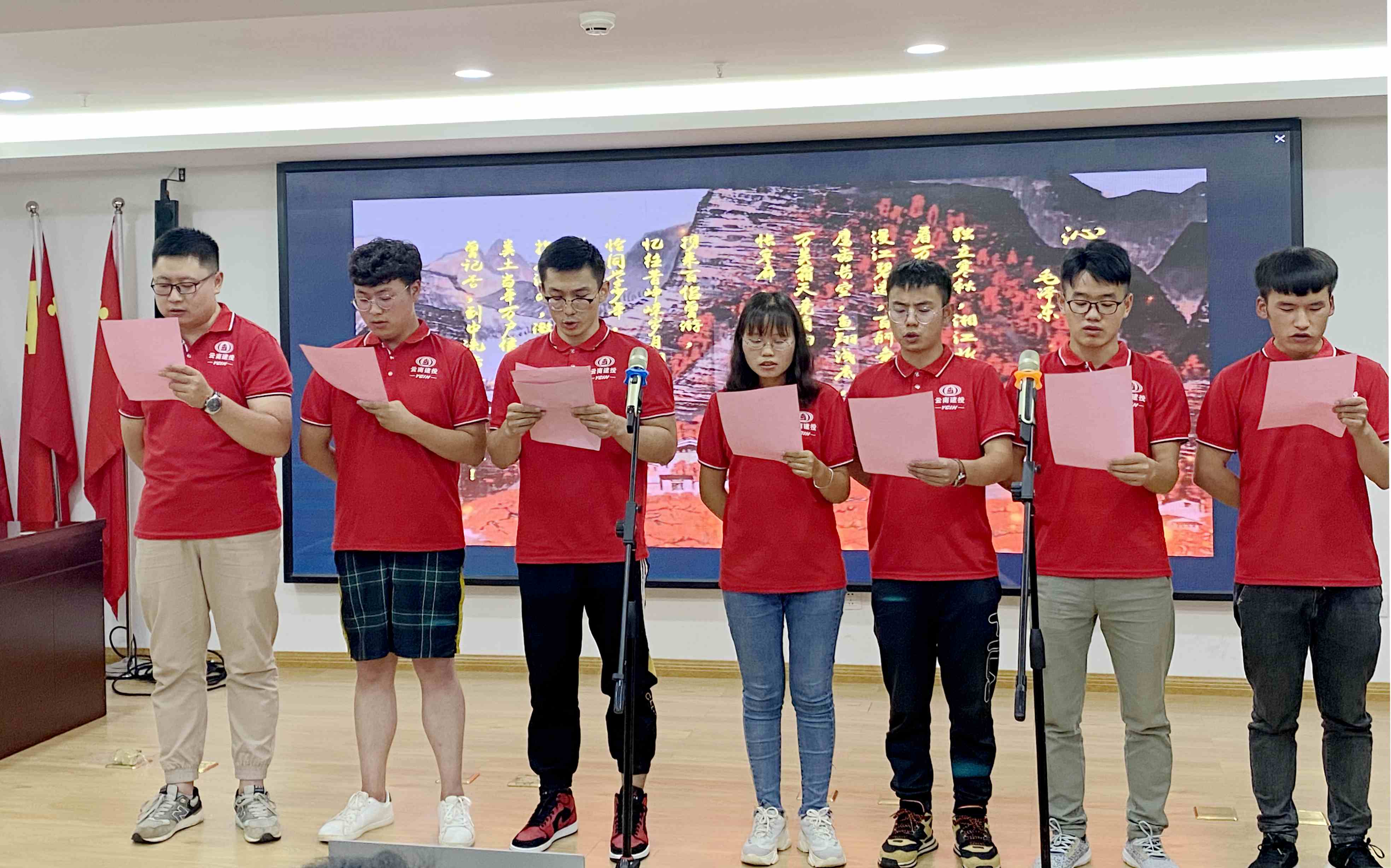 【青春飞扬，迎新晚会】7月9日晚，十七公司举办了公司2020年新员工迎新晚会，此次晚会共十一个节目，包括合唱、舞蹈、小品、朗诵，形式多样，极具创意，充分展现出新了员工们青春活力、才艺丰富。 (6).jpg