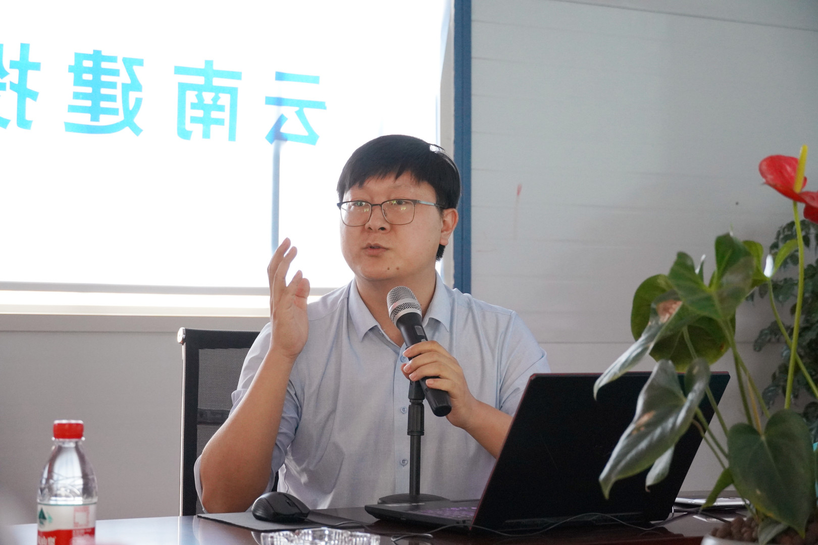 公司在第二直管部云南工业技师学院（沾益校区）项目进行普法宣传教育活动2_副本.jpg